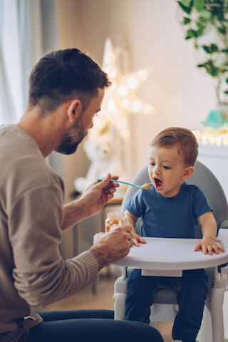 Ein Kleinkind beim Essen @ 